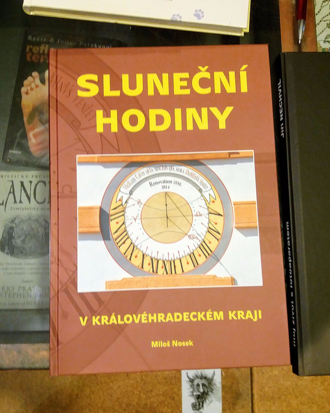 kniha mapuje msta se slunenmi hodinami v krlovehradeckm kraji vetn Dvora Krlov