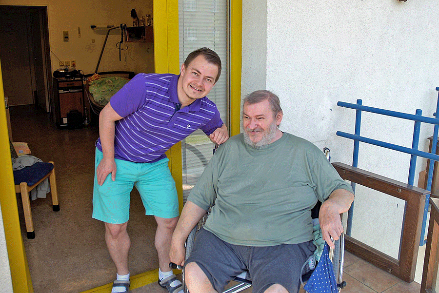 Chod� sem k n�m ka�d� t�den hlavn� pan� Lenka Praizlerov� a ta mne i dal�� lidi v na�em vysok�m v�ku nau�ila pracovat na po��ta�i, co� mi velice pom�h�. D�v�m na str�nky a fotografie z r�zn�ch m�st, ale taky ob�as mast�me na obrazovce karty. Nikdy by...