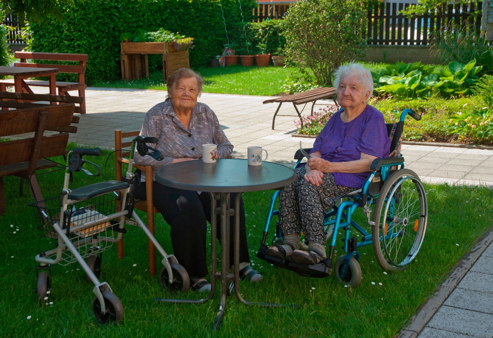 Chod� ke mne u� dlouho dobrovolnice, pan� u�itelka. Vlastn� ani nev�m jak se jmenuje. A ta mi v�dycky �te, proto�e j� v�bec ��st u� nemohu. Je moc kr�sn�, �e n�kdo p�ijde a je�t� je u toho mil�.